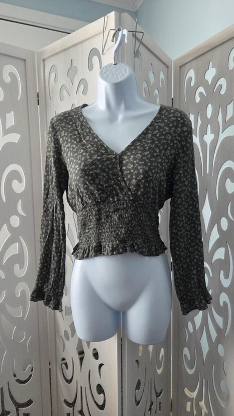 Paper Crane Women's Medium Olive Green Floral Smocked Peplum Blouse EUC